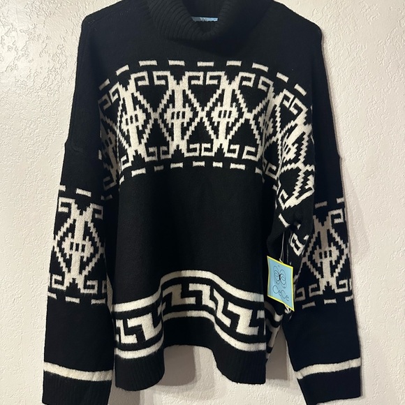 Black and White Geometric Sweater - Picture 3 of 10